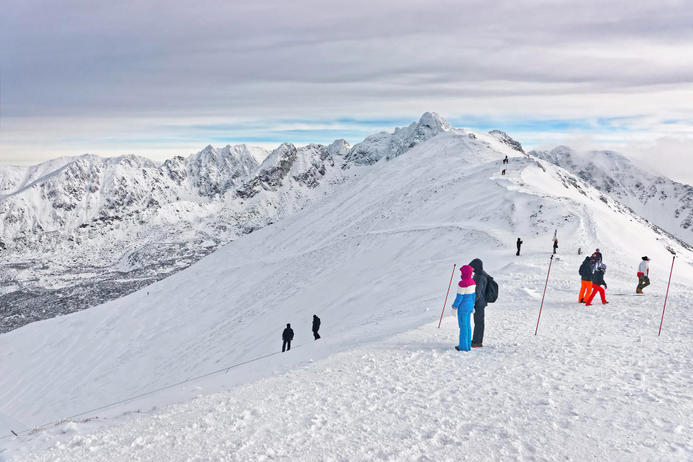 persone che guardano in lontananza a kasprowy wierch di zakopane in inverno zakopane e una citta in polonia nei monti tatra kasprowy wierch e una montagna a zakopane e la zona sciistica piu popolare in polonia