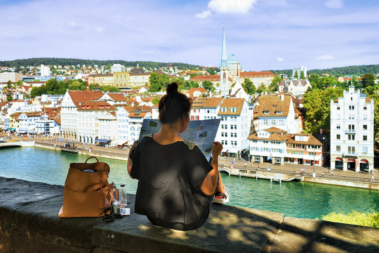 zurich switzerland september 2 2016 girl sitting lindenhof hill looking into city map zurich switzerland limmatquai predigerkirche background