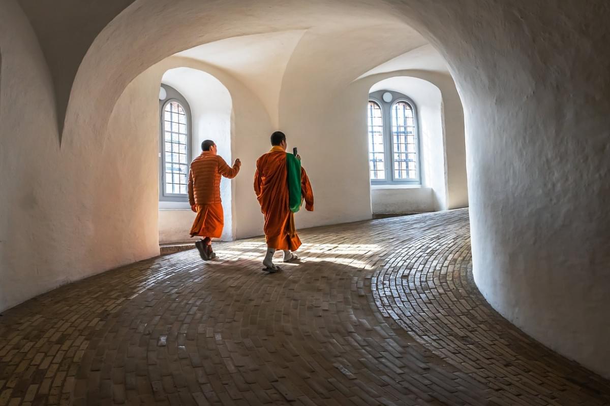 monaci turisti torre rotonda salita